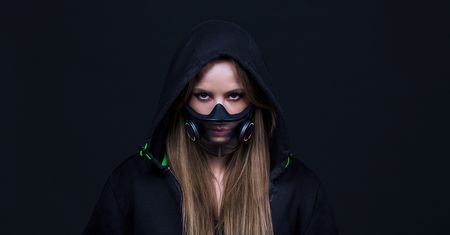 Gadżet łączący aktualne potrzeby z modą - maska z podświetleniem RGB