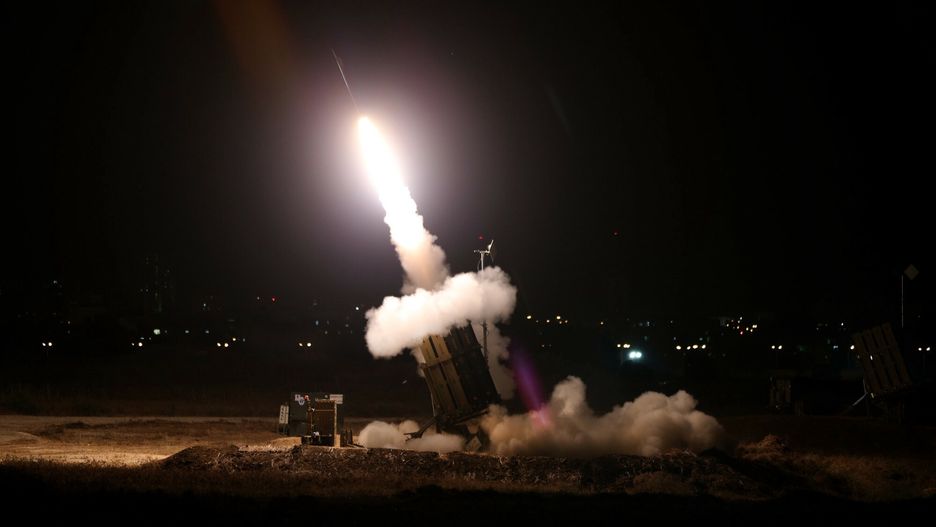 Bombardowanie w Strefie Gazy
July 8, 2014 - Ashdod, Israel: An Iron Dome launcher fires an interceptor rocket in southern Israel. Over 15 rockets were fire by Hamas militants from Gaza towards Israel and most were intercepted by the anti-missile weapon system. Israel is preparing for a lengthy offensive against Islamist militants whose rocket fire reached as far as Tel Aviv. (Ziv Koren/Polaris)
Ziv Koren