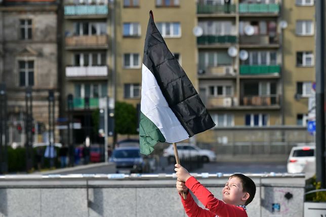 Wrocław, 19.05.2021. Uczestnik marszu pokoju na Placu Wolności we Wrocławiu, 19 bm. Wydarzenie organizowane jest w proteście przeciw polityce Izraela wobec Palestyńczyków. (aldg) PAP/Maciej Kulczyński