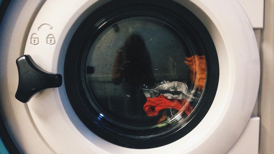 Tragiczne sceny rozegrały się w Paryżu. Mała dziewczynka zamknęła się w pralce