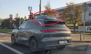 Zauważył SUV-a z dziwnym boxem. To nie bagażnik dachowy