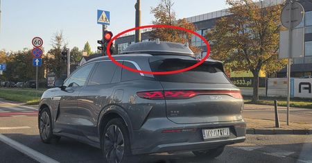 Dziwny box na dachu chińskiego auta. To nie bagażnik dachowy, a specjalna opcja