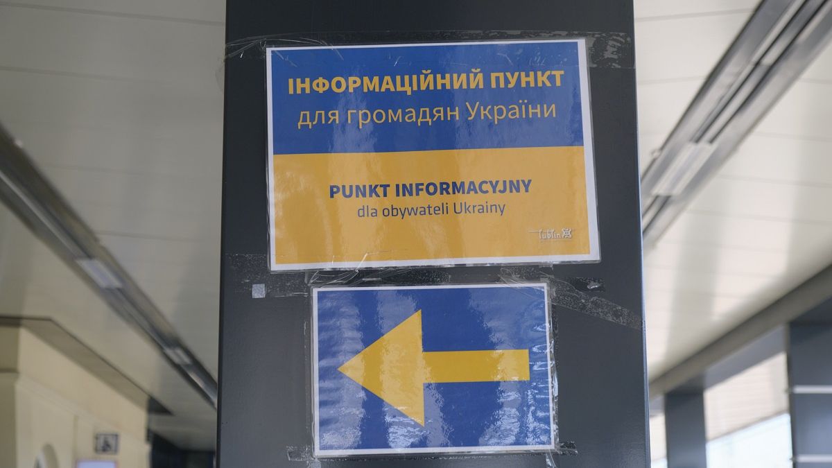 Punkt informacyjny dla uchodźców z Ukrainy na dworcu PKP w Lublinie