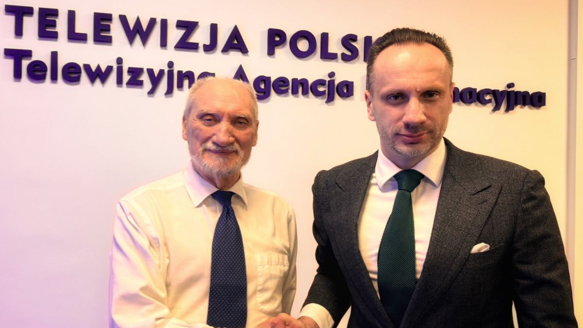 Posłowie Macierewicz i Kowalski w siedzibie TVP