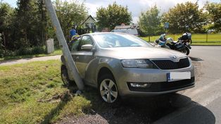 Skoda uderzyła w latarnię po zderzeniu z Oplem. Kierowca w szpitalu