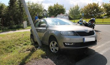 Skoda uderzyła w latarnię po zderzeniu z Oplem. Kierowca w szpitalu