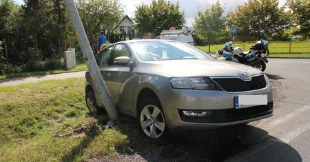 Skoda uderzyła w latarnię po zderzeniu z Oplem. Kierowca w szpitalu