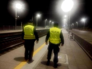 Legnica: Działania "TOR". W dalszym ciągu patrolują dworce i szlaki