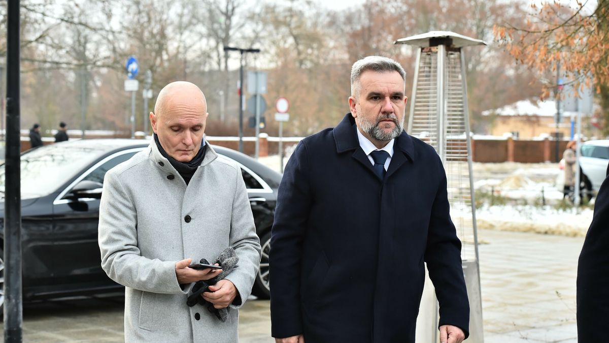 Paweł Płuska (po prawej) ma pokierować zespołem "Wiadomości"