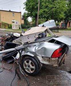 Makabryczny wypadek w Łodzi. Opel z wpadł w drzewa. Kierowca leżał kilkanaście metrów od auta