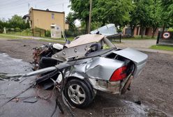 Makabryczny wypadek w Łodzi. Opel z wpadł w drzewa. Kierowca leżał kilkanaście metrów od auta