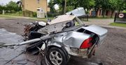 Makabryczny wypadek w Łodzi. Opel z wpadł w drzewa. Kierowca leżał kilkanaście metrów od auta