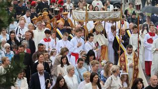 Boże Ciało 2026 w Tarnobrzegu. Tłumy wiernych w największej procesji ulicami miasta. Pochmurna aura nie przeszkodziła - zobacz zdjęcia