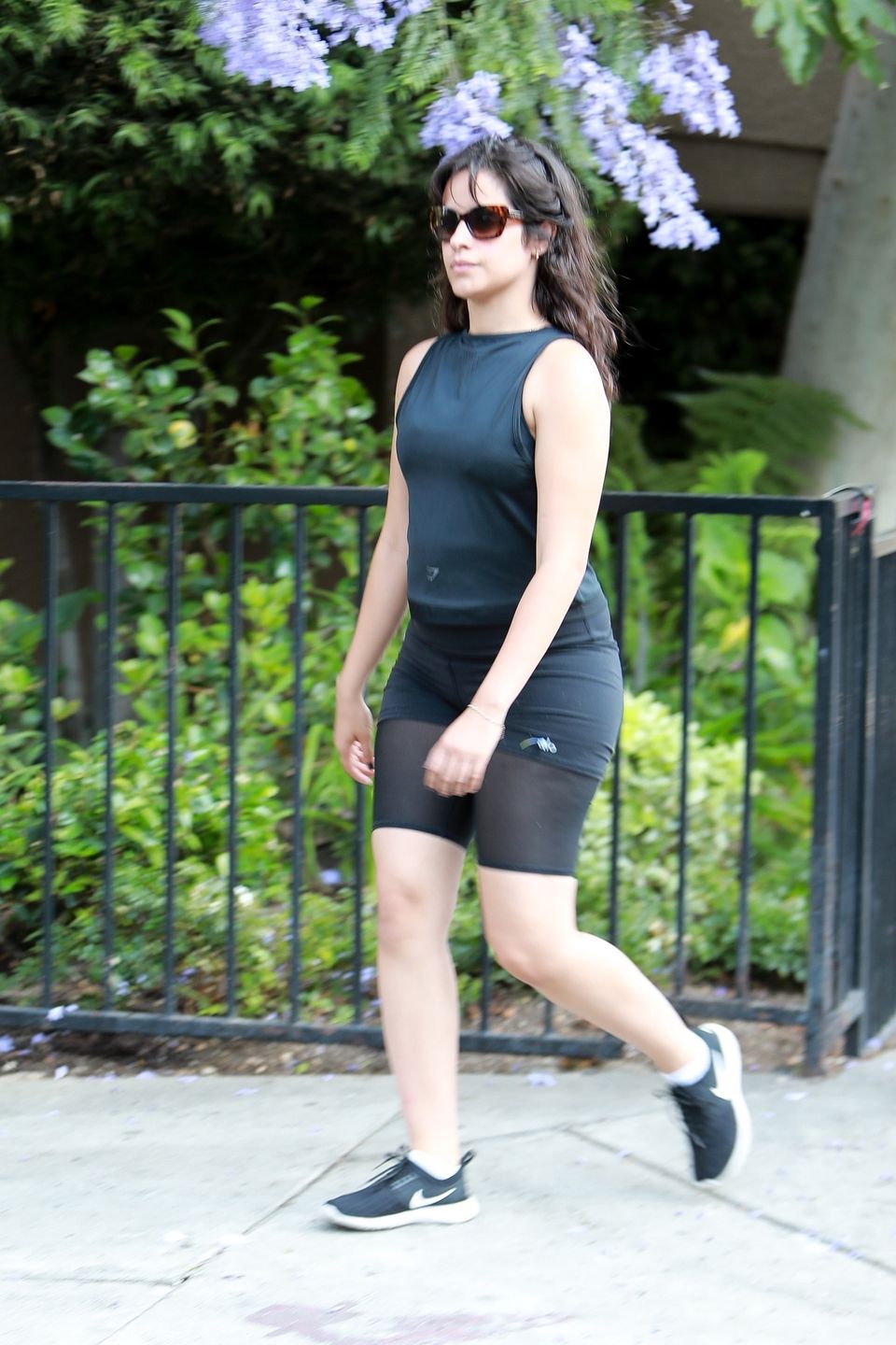 Smutna Camila Cabello na spacerze z rodziną