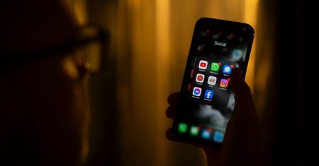 Meta i YouTube oskarżone o celowe uzależnianie dzieci. Rusza głośny proces