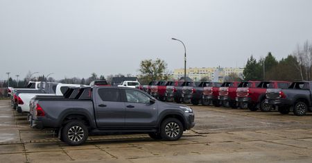 Znalazłem toyoty hilux, na które czekają klienci. Ostatni "szlif" przechodzą w polskiej firmie