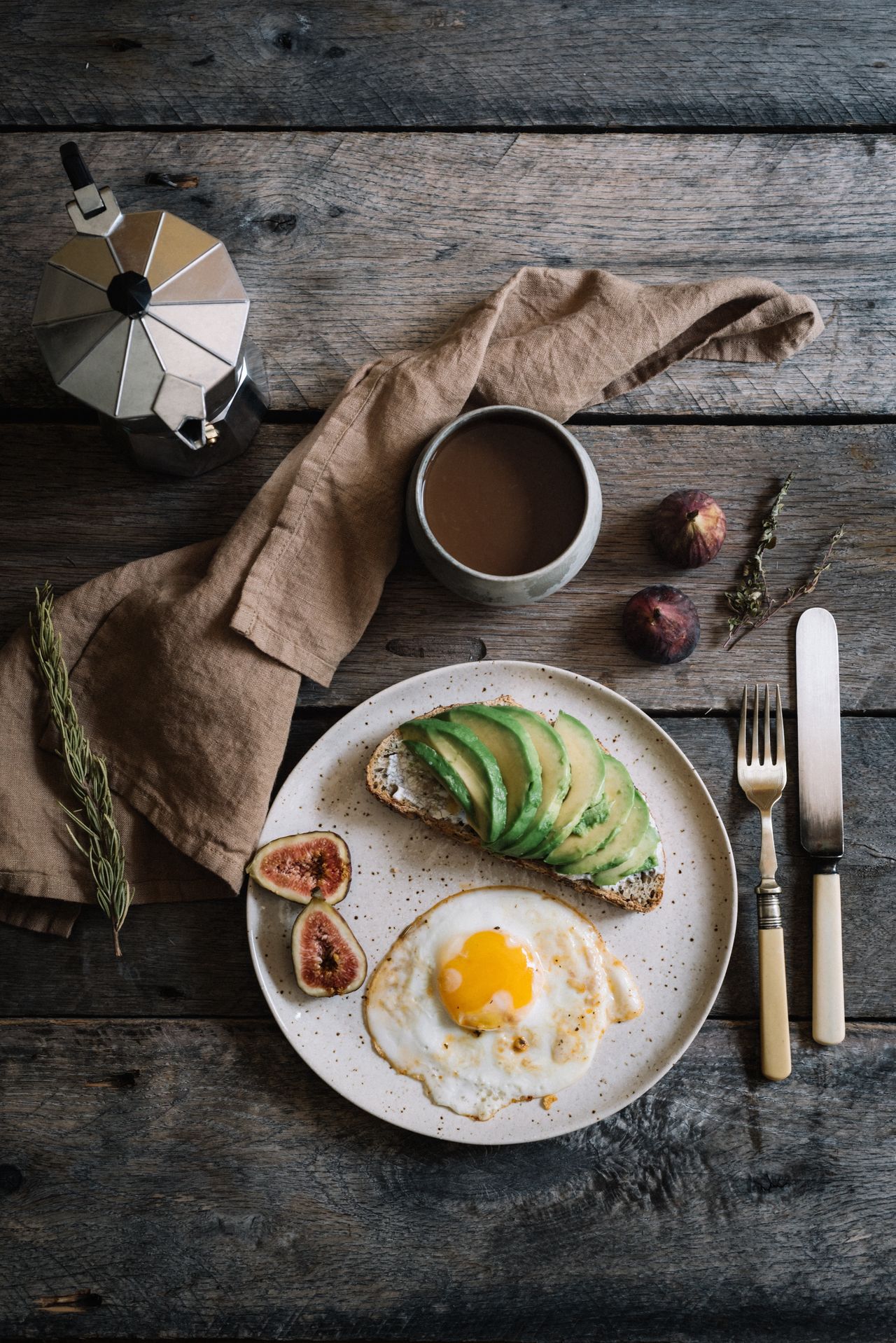 Zdrowe śniadanie wytrawne - jajko sadzone i grzanka z awokado