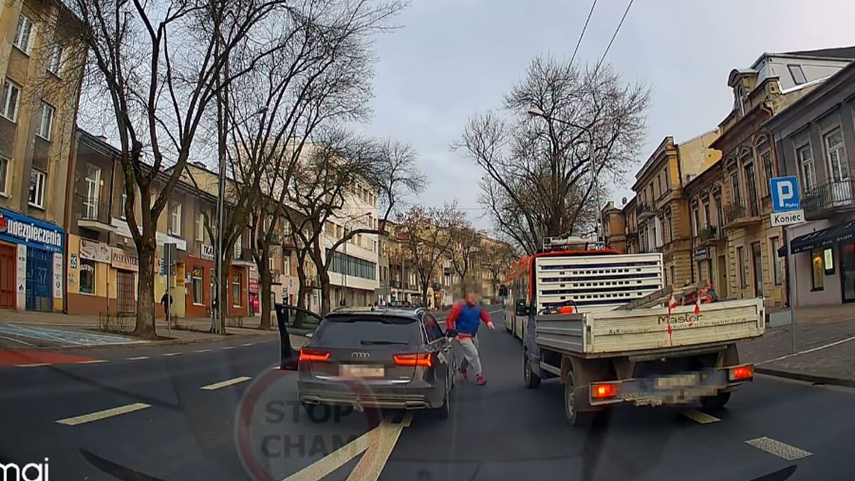 Kierowca audi wybiegł do kierowcy dostawczaka, bo ten zawrócił na skrzyżowaniu