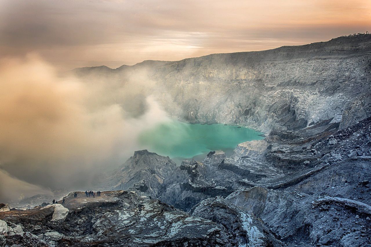 A tourist's fatal fall is captured at Indonesia's Ijen Volcano