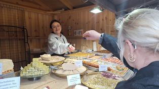 Łódź: Jarmark wielkanocny w Manufakturze już działa. Jakie są ceny na straganach? Co można kupić i zjeść?