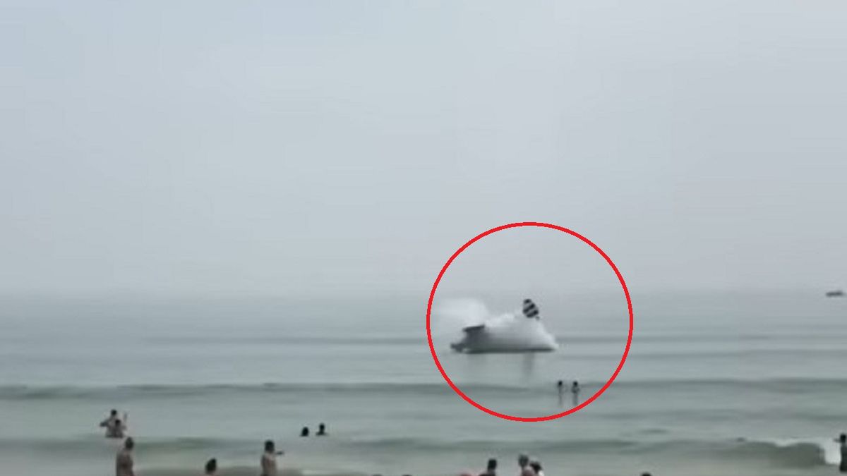Chwile grozy na plaży. Samolot runął do wody. 