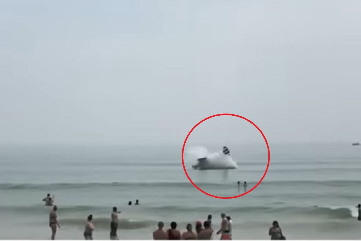 Koszmar na plaży. Samolot runął do wody