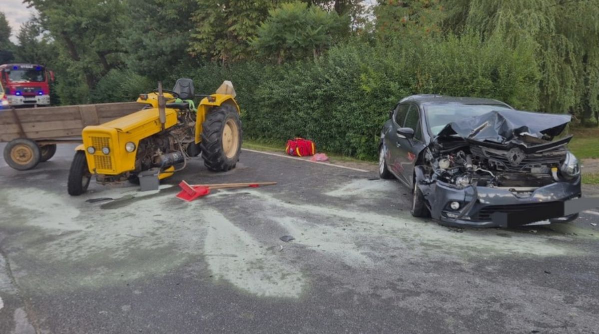 Lewniowa: Samochód osobowy zderzył się z ciągnikiem