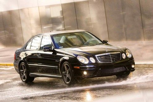 Mercedes-Benz E63 AMG - widowiskowy drift na deszczu [video]