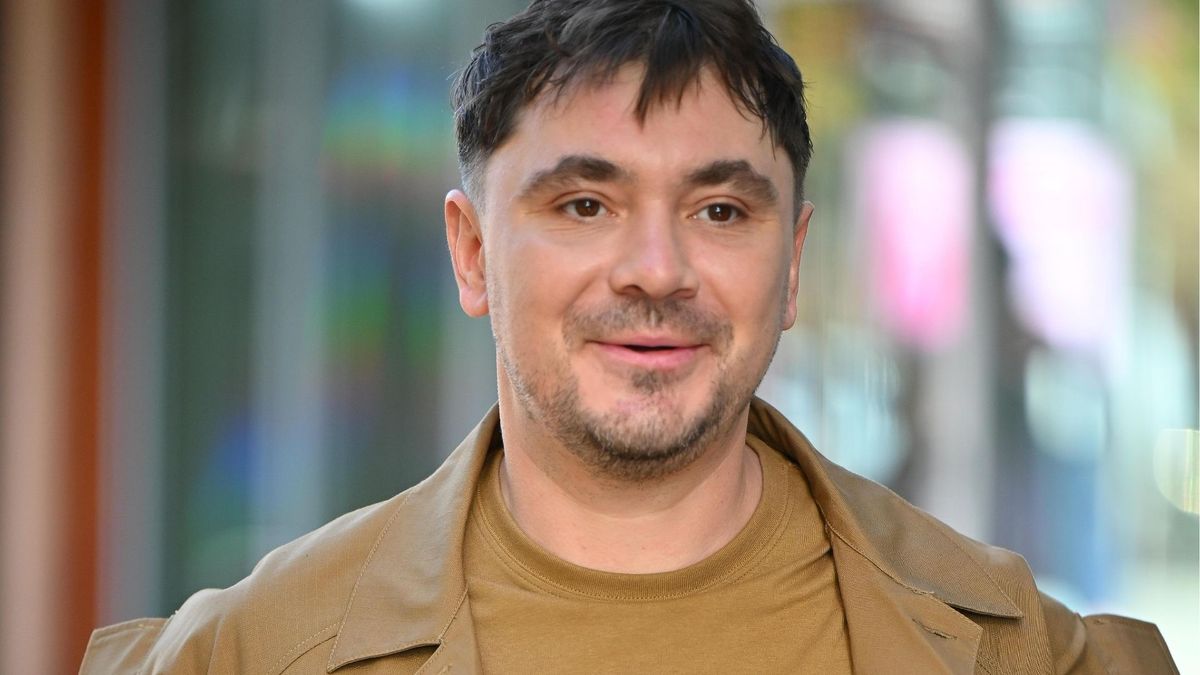 Daniel Martyniuk przed studiem TVN