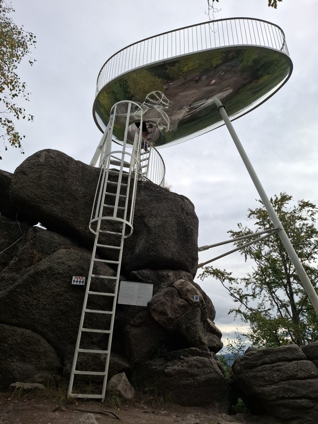 Tanvaldzka Špička awangardowym kształtem nawiązuje do dawnej trasy bobslejowej.