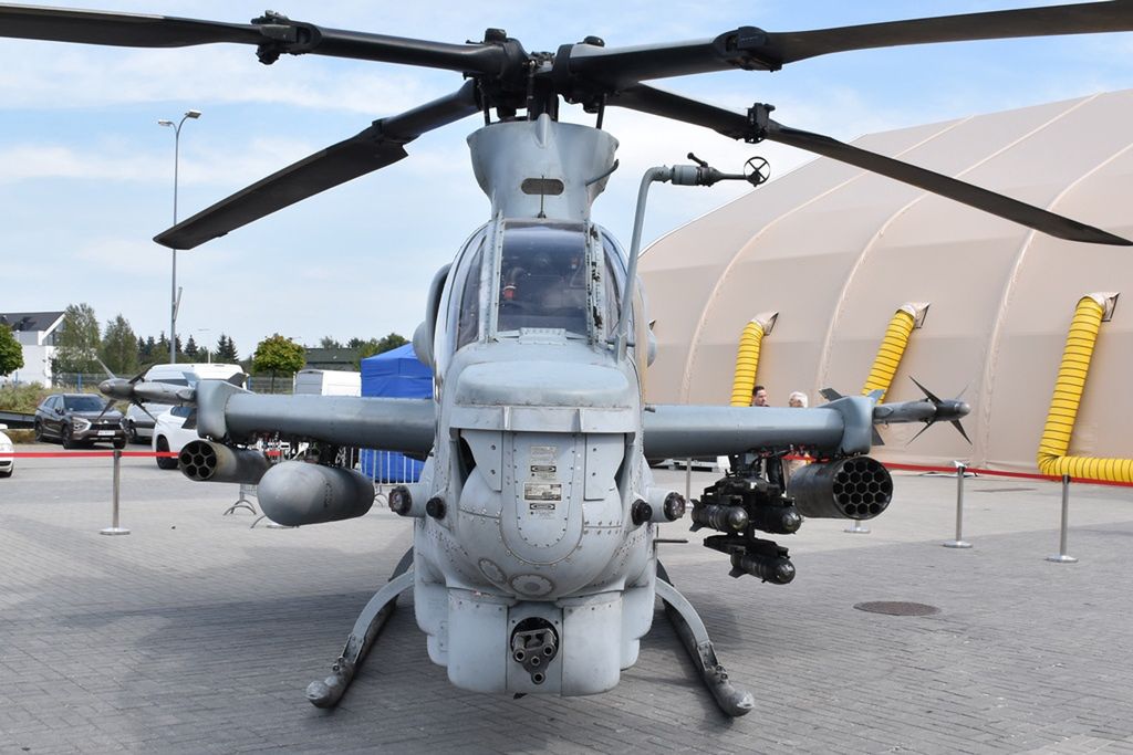 AH-1Z od przodu. Dobrze widoczny charakterystyczny wąski kadłub. Z przodu widoczna głowica systemu celowniczego i wieżyczka z działkiem.
