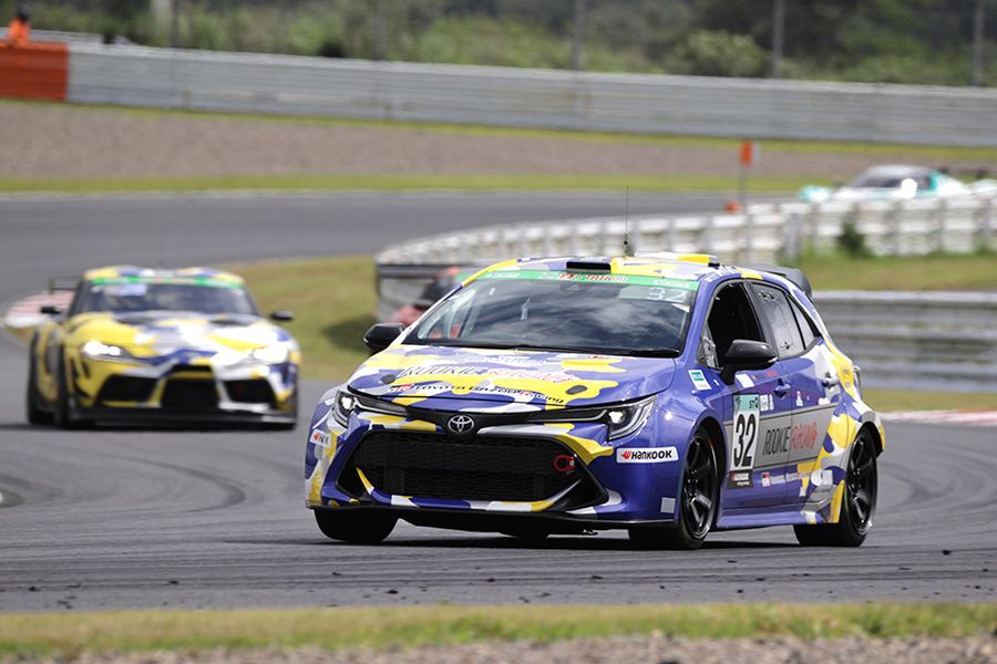 Toyota Corolla z wodorowym silnikiem spalinowym podczas Fuji SUPER TEC 24h