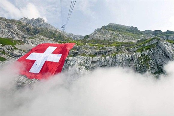 Największa w historii Szwajcarska flaga