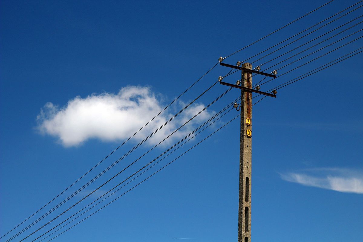 Śląskie. Ponad tysiąc odbiorców z powiatów cieszyńskiego, żywieckiego i bieruńsko-lędzińskiego zostało pozbawionych prądu w wyniku uszkodzeń sieci.