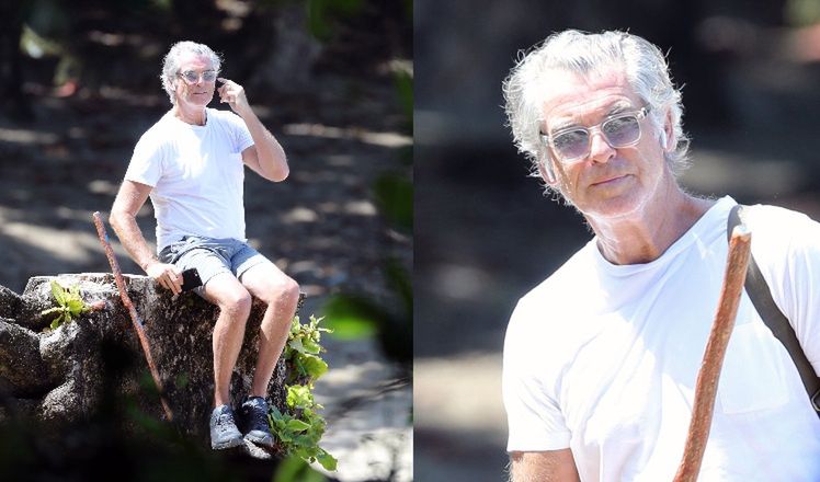 66-letni Pierce Brosnan spaceruje o lasce po dżungli. Dobrze się prezentuje? (ZDJĘCIA)