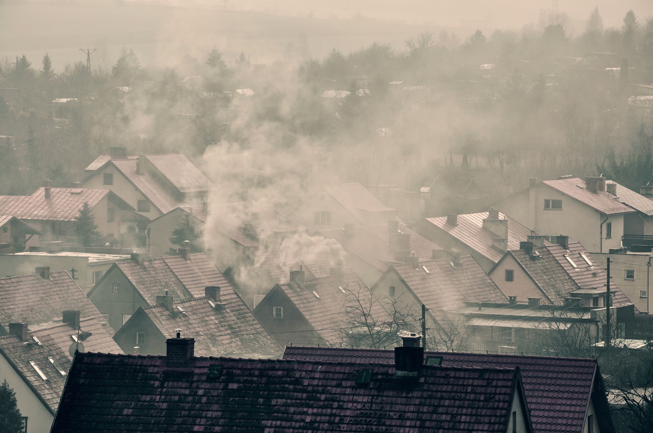 smog, dym, miasto, budynek, dach, panorama, miejski, komin, ekologia, polska, sezon grzewczy, architektura, dachówka, dom, dom jednorodzinny, domy, miasteczko, zadymiony, zimno
