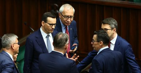 Samotność Morawieckiego. "Nikt nie chce brać udziału w tym cyrku"