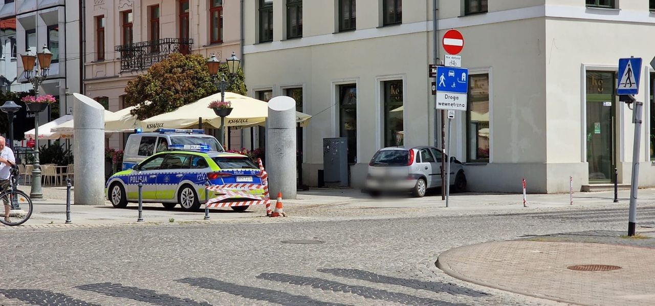 Groźne zdarzenie na ul. Tumskiej. Samochód uderzył w sygnalizator i budynek!