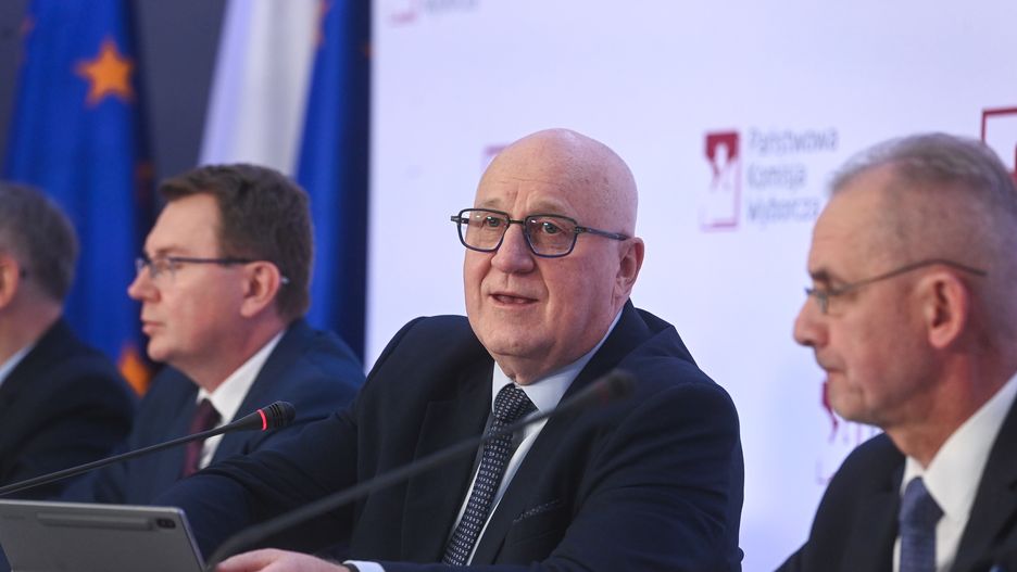 Warszawa, 18.05.2025. Wybory prezydenta RP - I tura. Przewodniczący Państwowej Komisji Wyborczej Sylwester Marciniak na IV konferencji PKW, 18 bm. w Warszawie. Zakończyło się głosowanie w I turze wyborów prezydenta RP. Rafał Trzaskowski z wynikiem 30,8 proc. głosów i Karol Nawrocki, który zdobył 29,1 proc. poparcia spotkają się w drugiej turze wyborów prezydenckich - wynika z sondażu exit poll wykonanego przez Ipsos dla TVP, TVN24 i Polsat News. (mr) PAP/Piotr Nowak