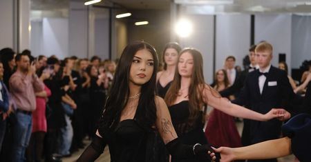Studniówka VIII Liceum Ogólnokształcącego w Lublinie. Uczniowie bawią się w Hotelu Focus w Panieńszczyźnie. Zobacz zdjęcia