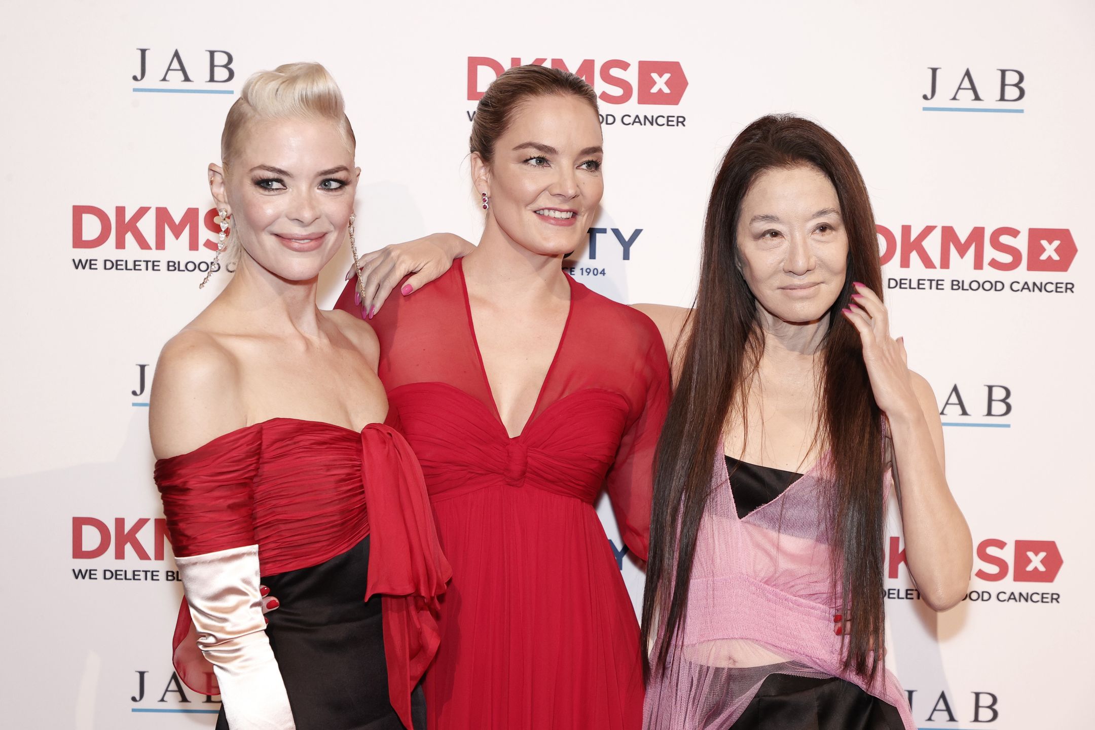 72-letnia Vera Wang eksponuje nogi na gali DKMS
