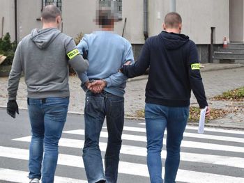 Śrem: 52-latek chciał zabić opiekunkę swojej matki. Zaatakował kobietę i dusił ją do nieprzytomności