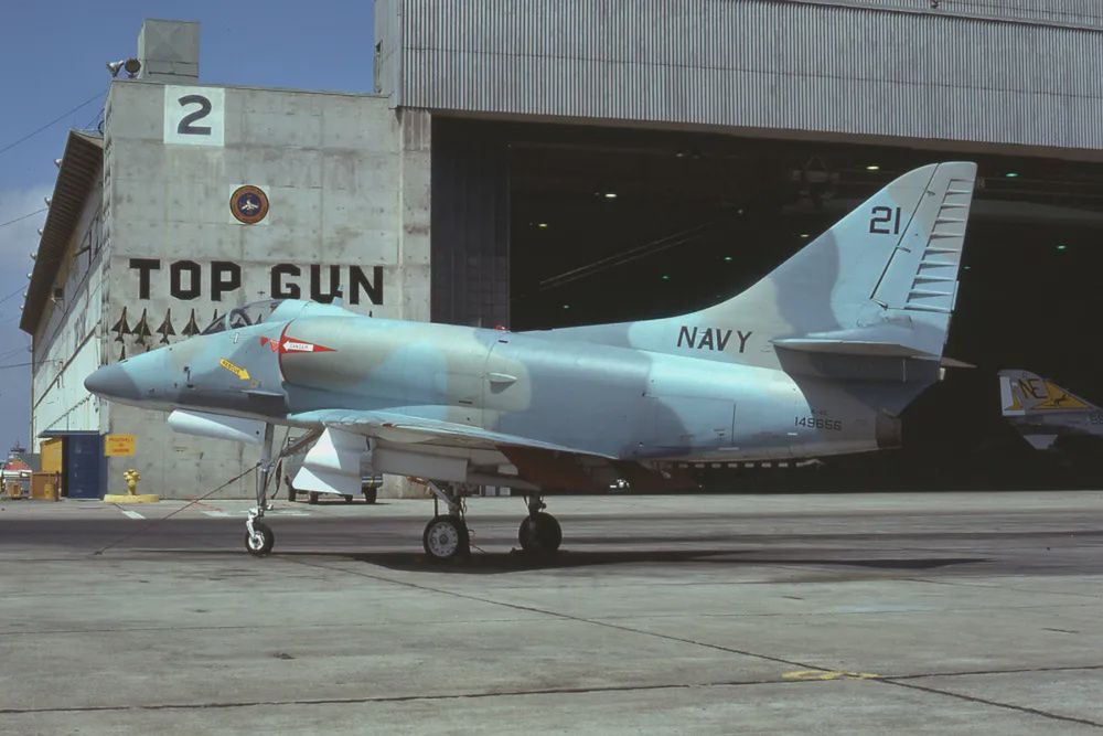 Samolot A-4 przed hangarem szkoły Top Gun