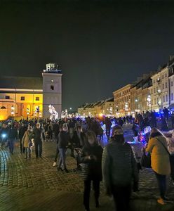 Warszawa. Tłumy na Krakowskim Przedmieściu podziwiają świąteczną iluminację