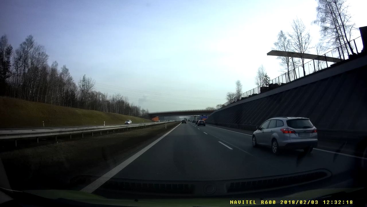 Stopklatka z nagrania w pogodny dzień, prędkość autostradowa.