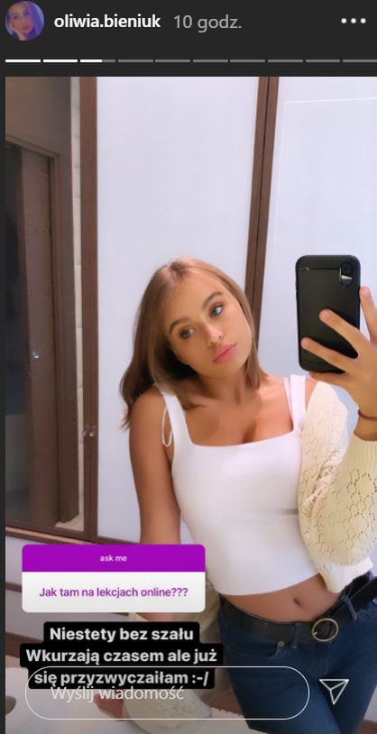 Oliwia Bieniuk mizdrzy się do lustra.