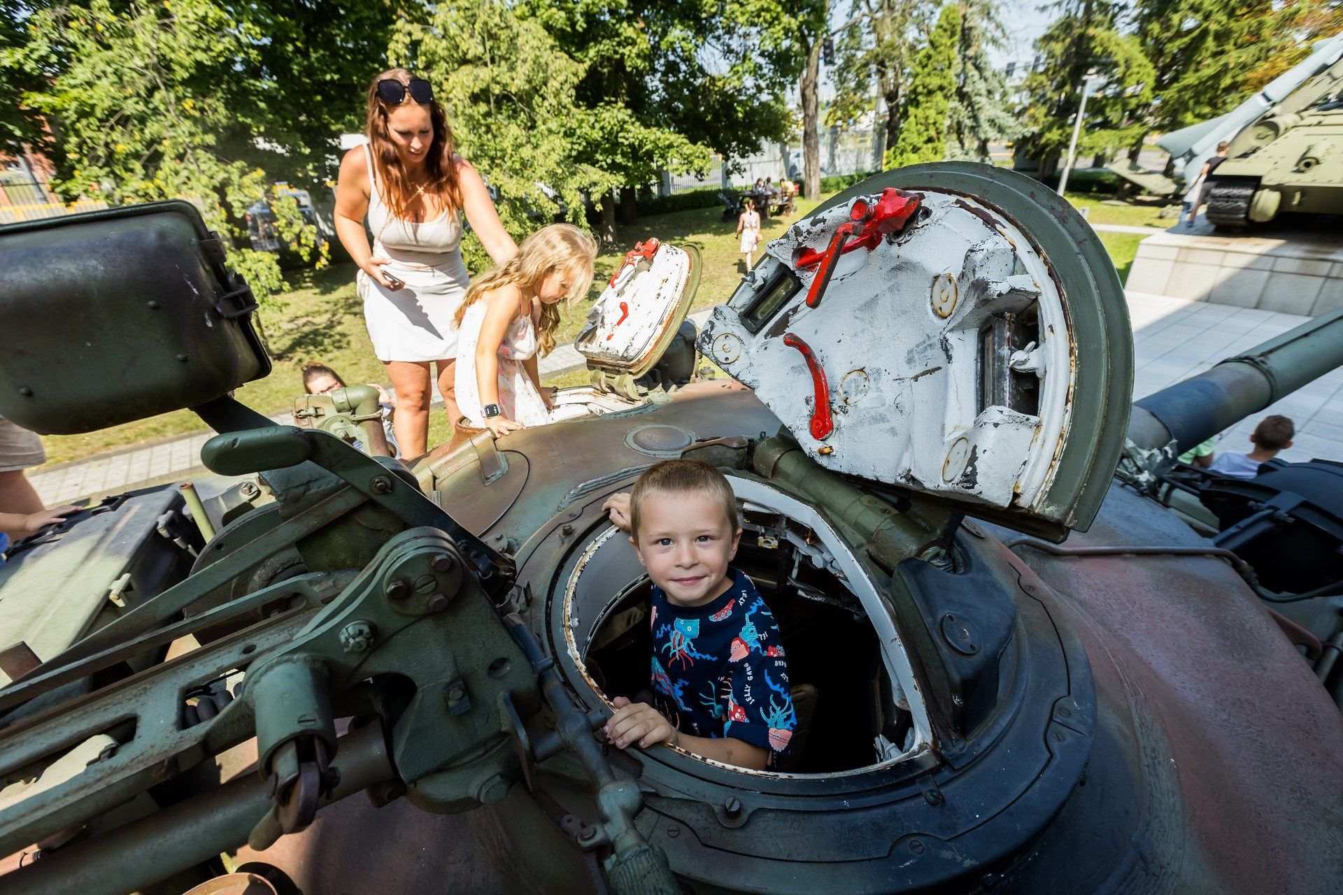 Dzień otwarty w Muzeum Wojsk Lądowych w Bydgoszczy. 15 sierpnia zwiedzających nie brakowało. Tego dnia można było bezpłatnie obejrzeć wystawę stałą &#34;Od Cedyni do Karbali&#34;, a także wejść do czołgu T-72.