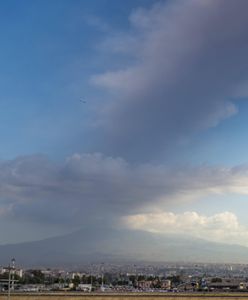 Etna znów daje o sobie znać. Nad Katanią gruba warstwa pyłu