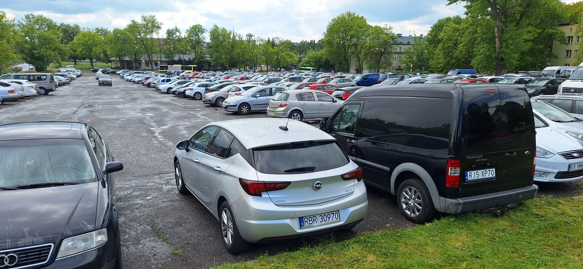 Plac po dawnej &#34;Kapłanówce&#34; to w tygodniu największy, darmowy parking po chmurką w Tarnowie