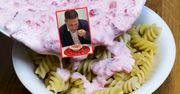 Zakład między ambasadami. Przegrany spróbował makaronu z truskawkami
